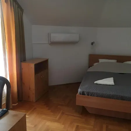 Center Apartmanhaz *